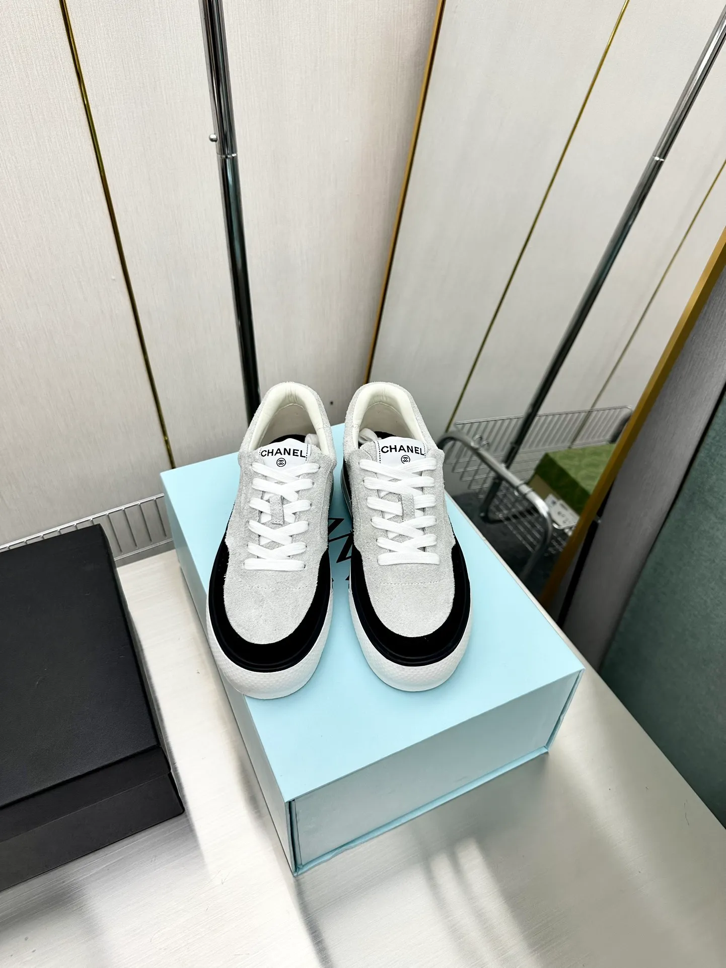 👟👟Ex-factory price 480👟👟 Women's shoes, women's clothing, Chanel 24C, the latest hot style, rhinestones, panda, black and white, sports shoes, casual sneakers, Xiaoxiang, hot items at the end of the year, classic black and white, panda color matching, rhombus fresh color matching, coco girls must buy it, super beautiful, sparkling at all kinds of parties Bling Bling Comparable to the collection, [Swarovski diamonds] are long-lasting bright, dazzling, and crystal clear. Fabric: Original customized cow suede, technical cloth. Lining: Original silk cowhide lining. Outsole: Original molded rubber + T👟👟Factory price U combination. Original full package. Size: Women's 35-40 (41 customized)